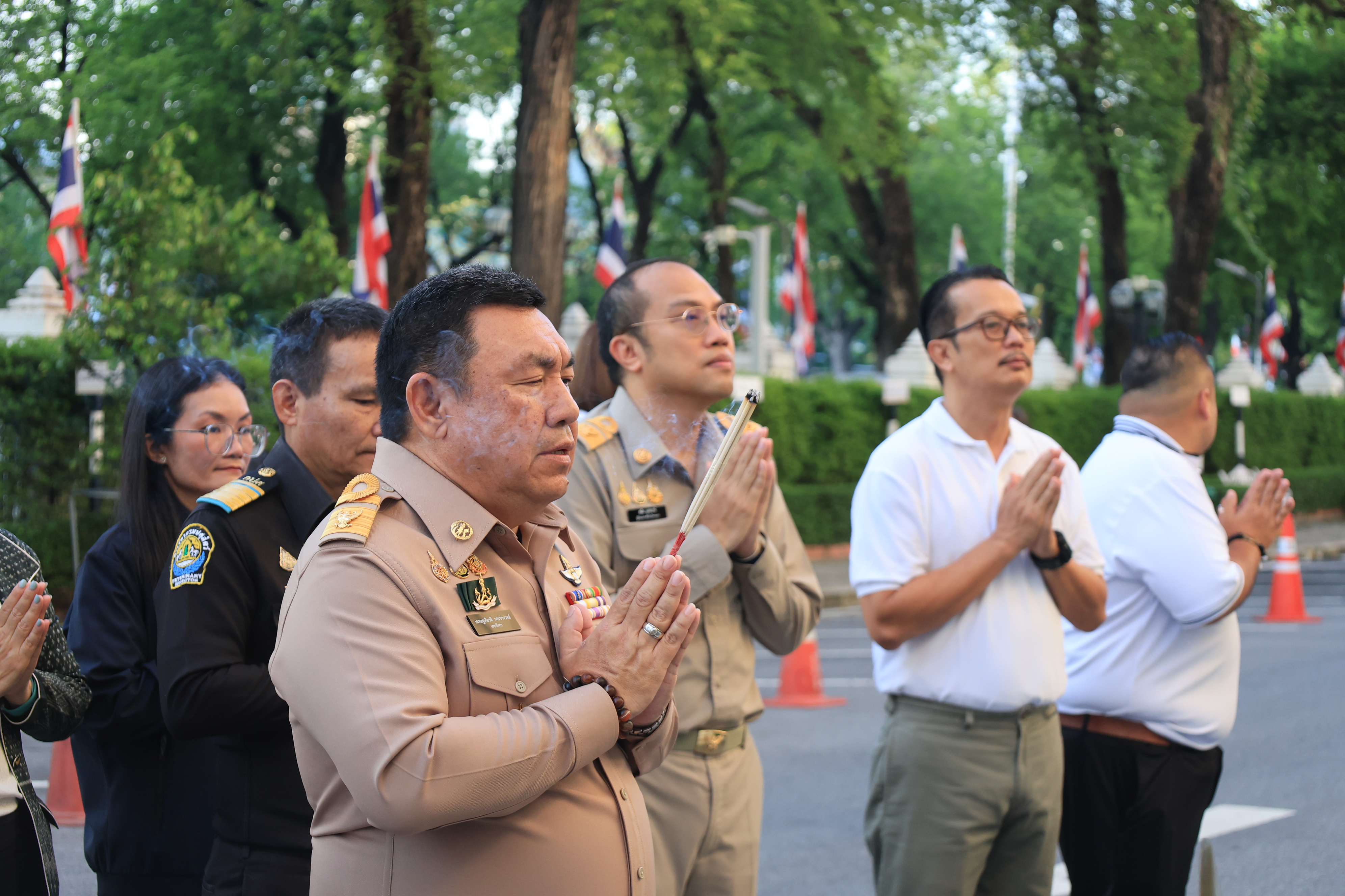 title - เลขาธิการ ส.ป.ก. และผู้เกษียณอายุราชการ สักการะสิ่งศักดิ์สิทธิ์ประจำ กระทรวงเกษตรและสหกรณ์ และ สำนักงานการปฏิรูปที่ดินเพื่อเกษตรกรรม เนื่องในโอกาสเกษียณอายุราชการ